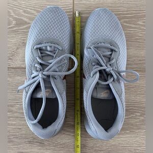 Nike Light Gray Running Shoes, Women’s, Size 9, NEW/wo tags, Tanjun BV1154-001
